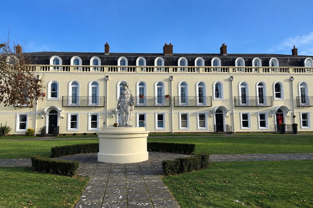 Property photo 1 of 16 01 Wide Regency Frontage With Statue.Jpeg