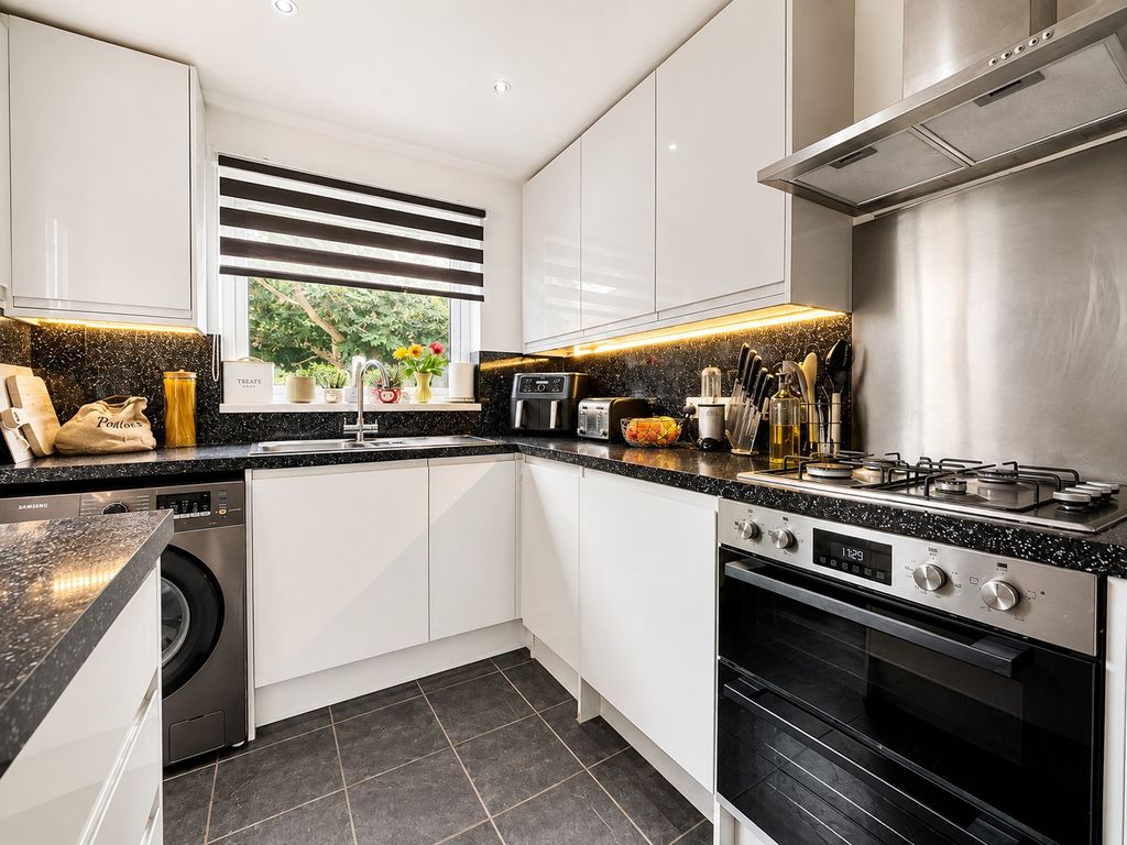 Property photo 3 of 10 Kitchen