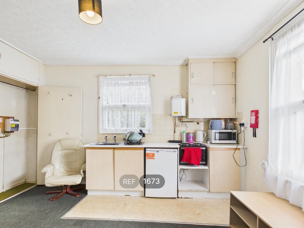 Property photo 3 of 4 Bedsit