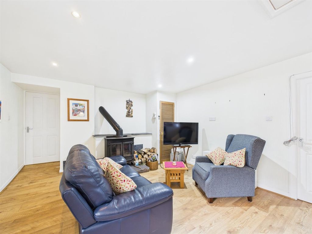 Property photo 2 of 16 Cam01486G0-Pr0944-Still008.Jpg