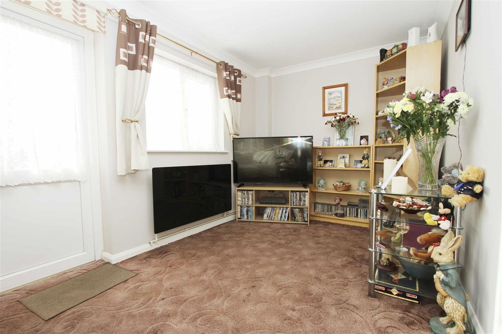 Property photo 2 of 10 Living Room