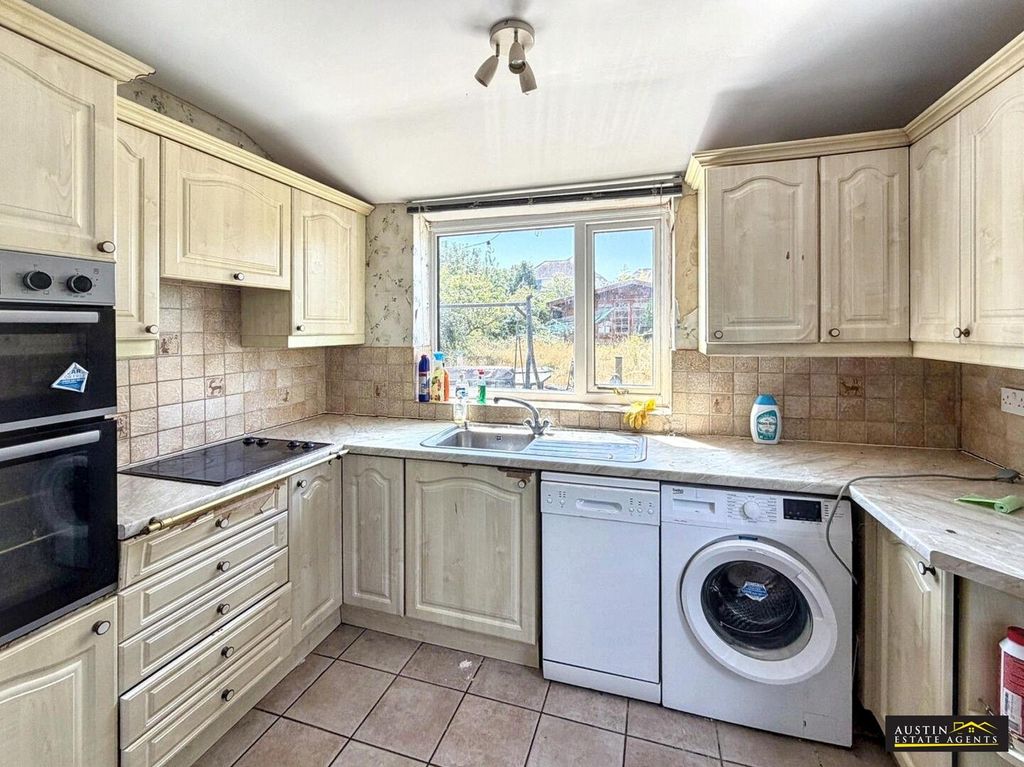 Property photo 2 of 17 Kitchen