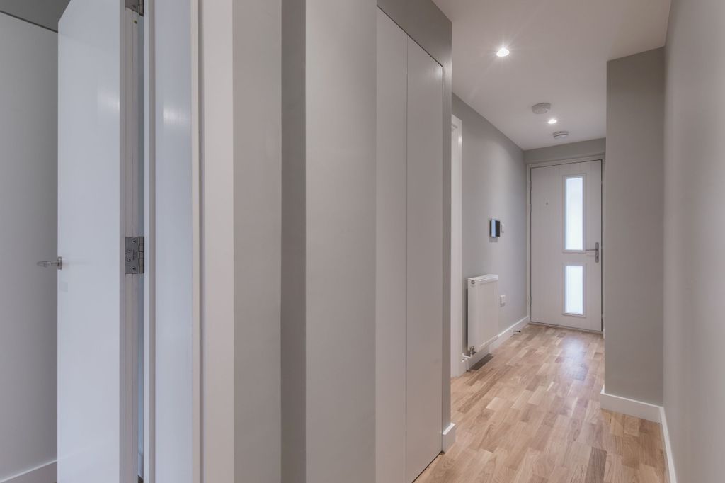 Property photo 3 of 10 Hallway (Example)
