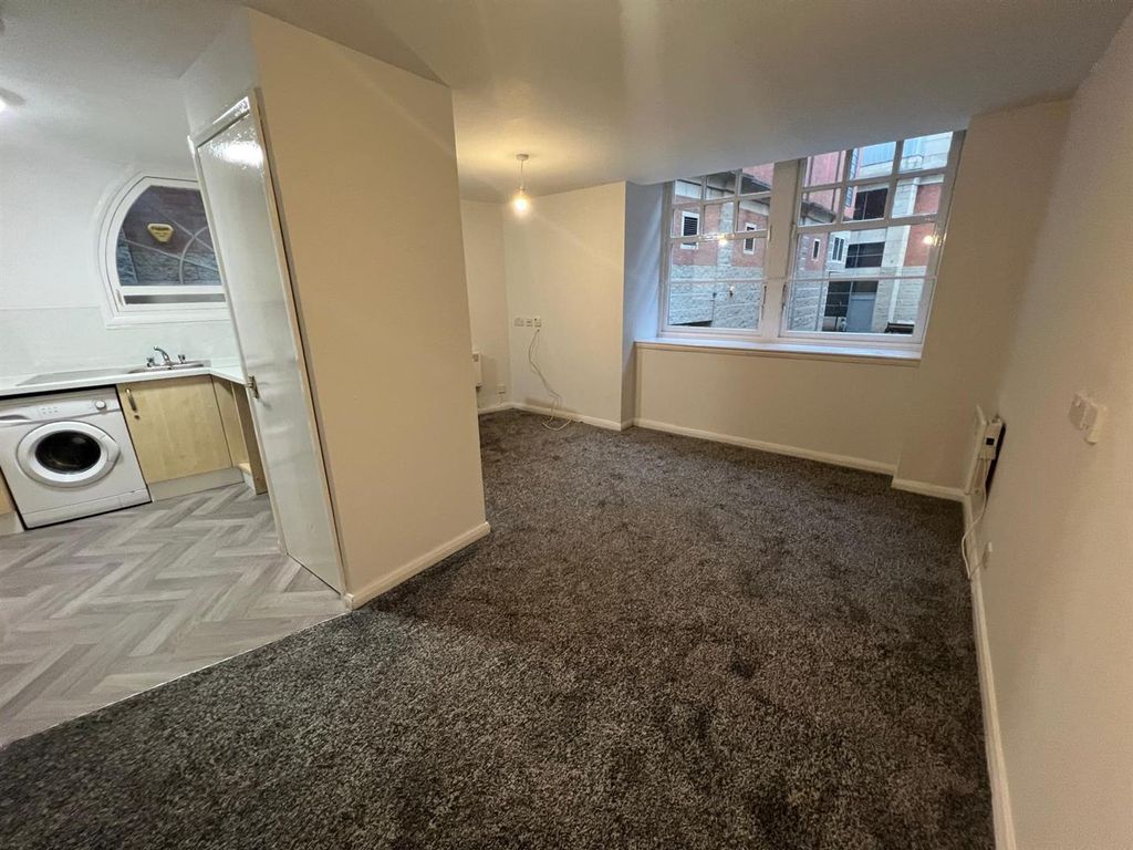 Property photo 3 of 6 Livingroom:Kitchen.Jpg