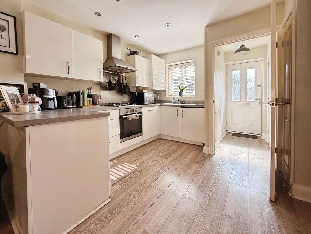 Property photo 3 of 17 Kitchen