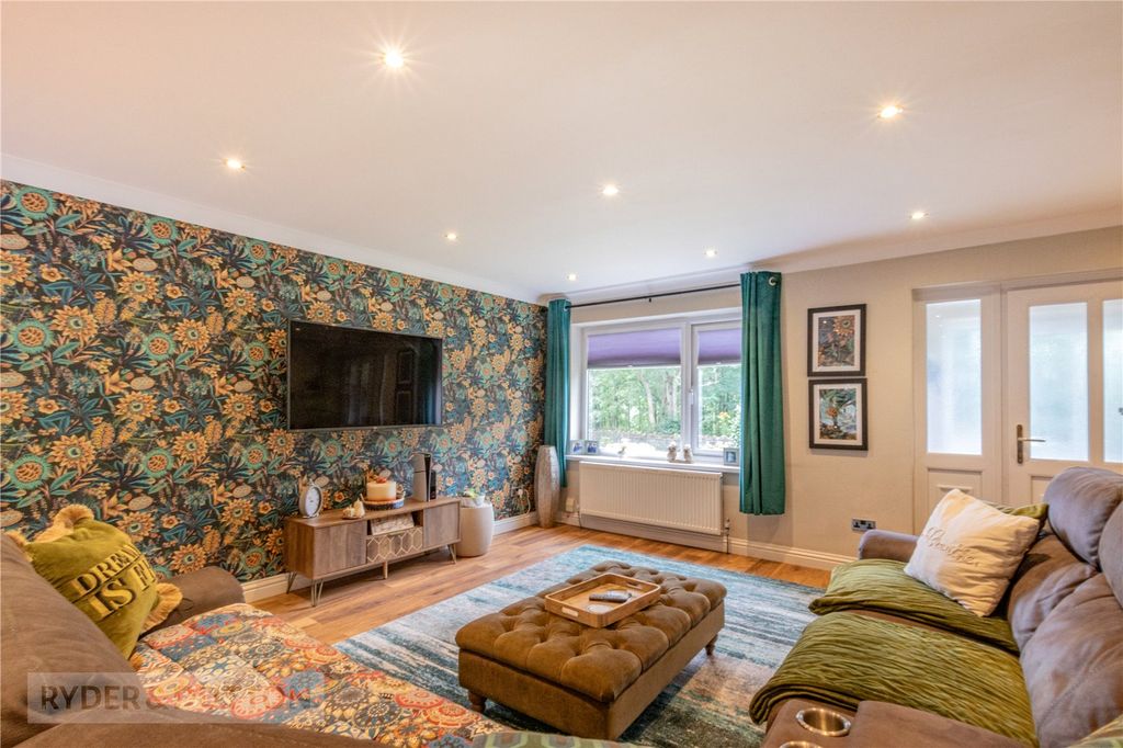 Property photo 2 of 26 Lounge