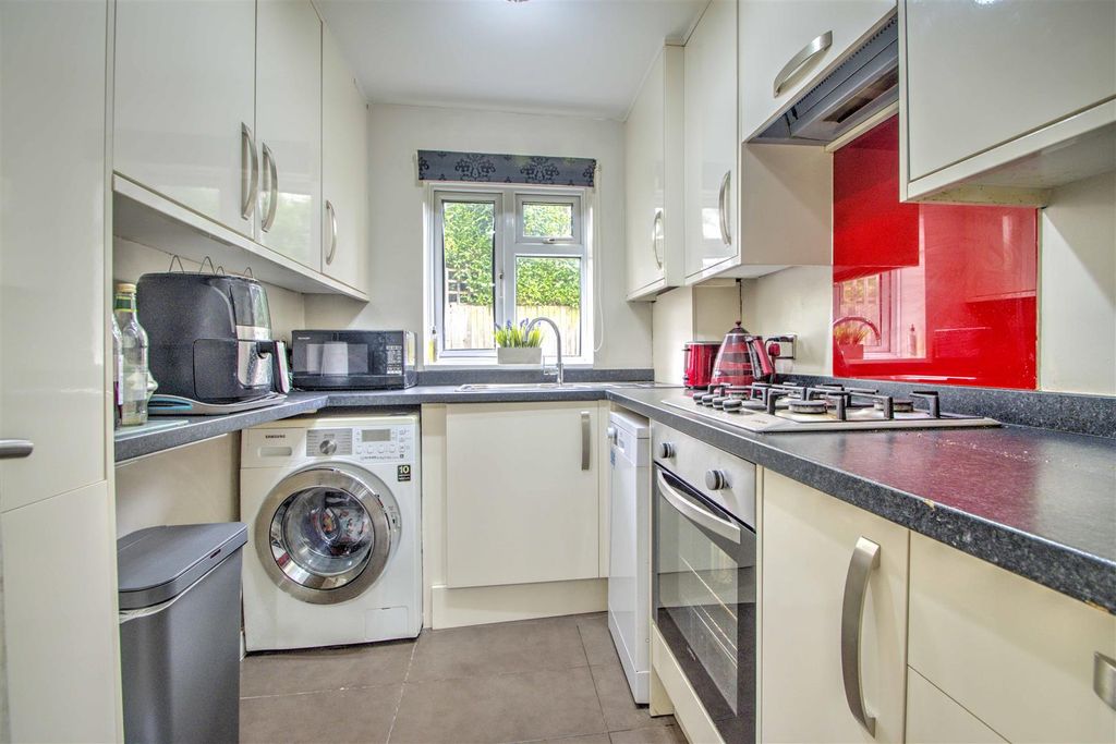 Property photo 3 of 11 Hazelwood Close