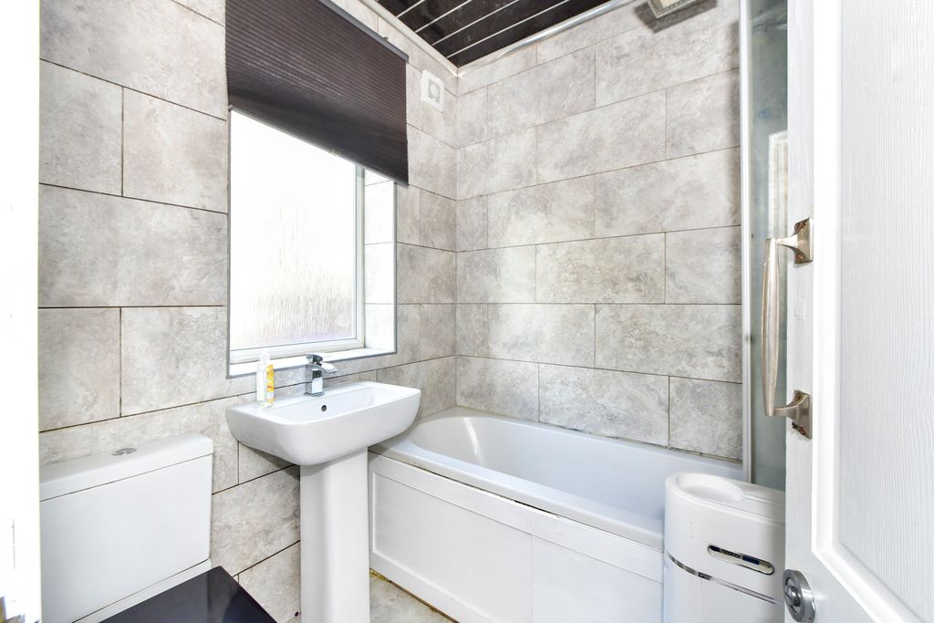 Property photo 2 of 20 Bathroom