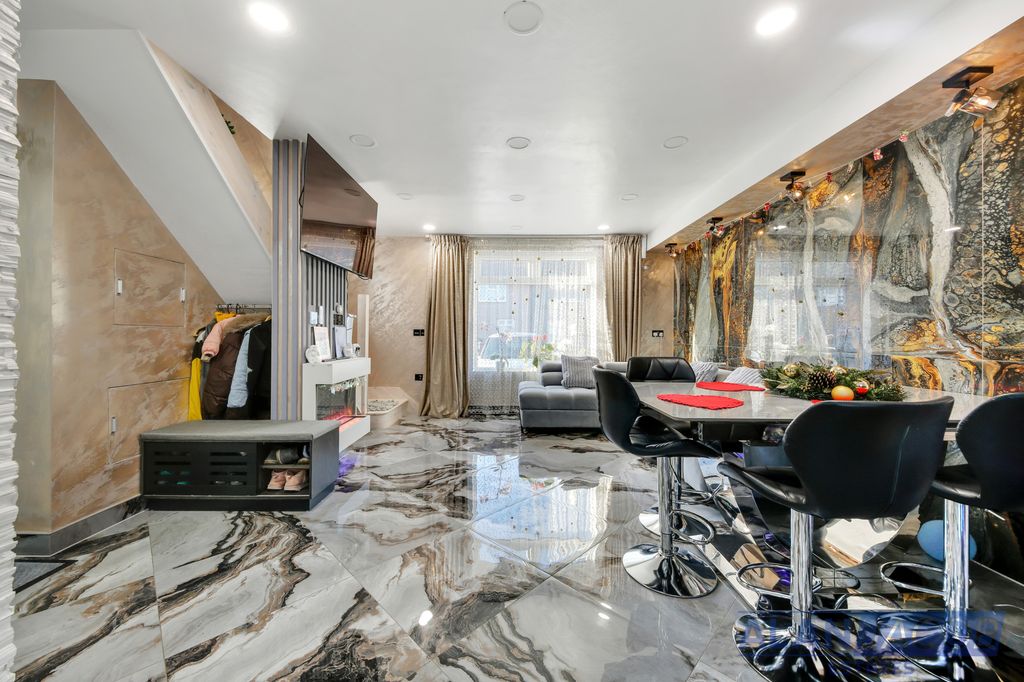 Property photo 1 of 32