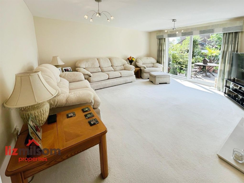Property photo 2 of 21 Spacious Lounge