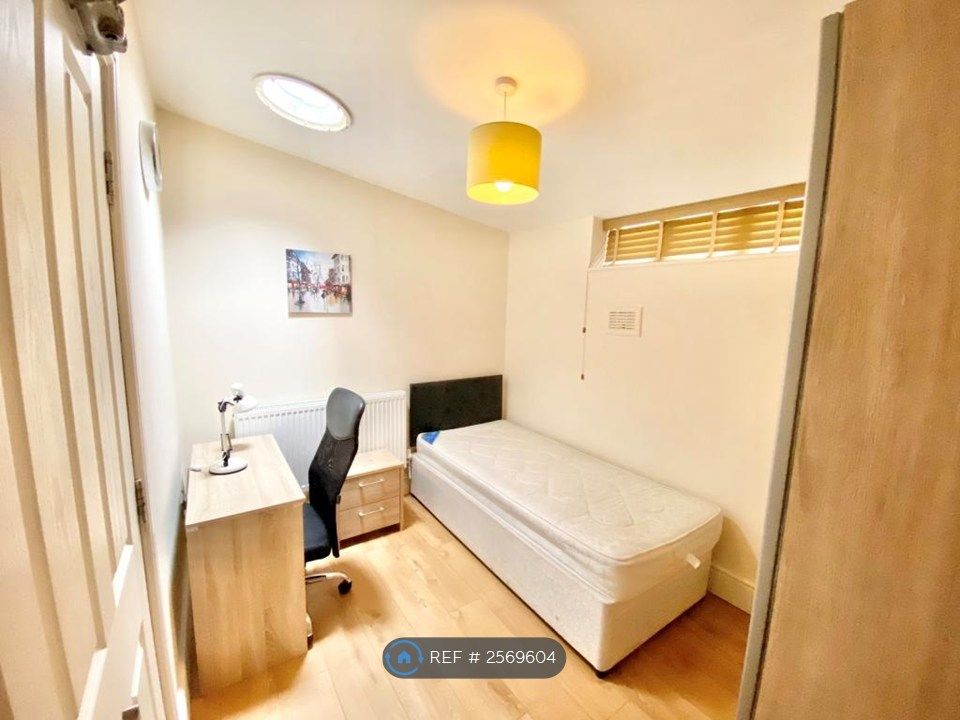 Property photo 3 of 16 Bedroom 3