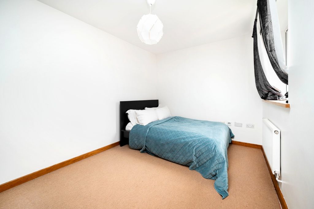 Property photo 2 of 12 4910213