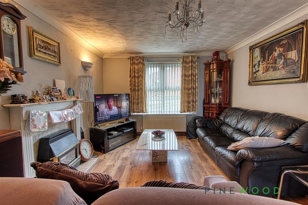 Property photo 2 of 15 Lounge