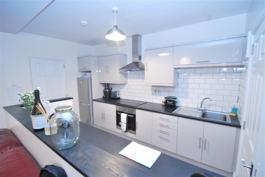 Property photo 2 of 6 Kitchen