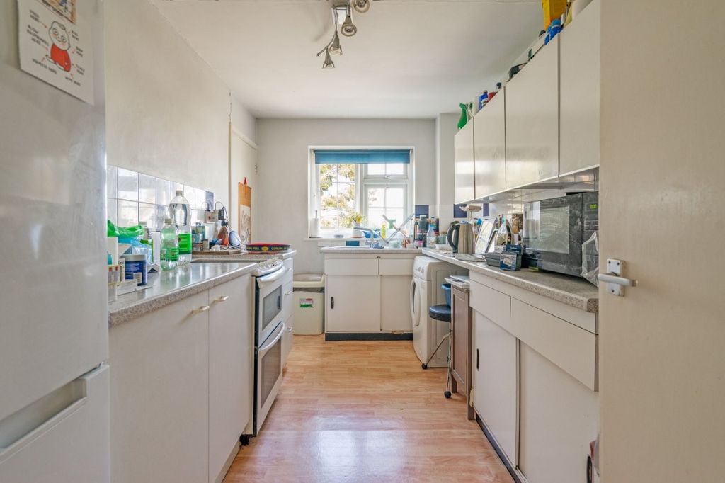 Property photo 2 of 9 Kitchen