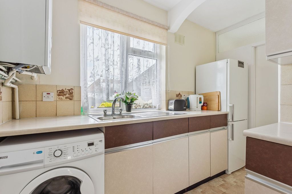 Property photo 3 of 23