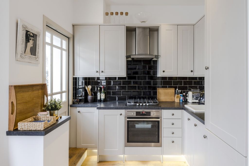 Property photo 3 of 10 Kitchen