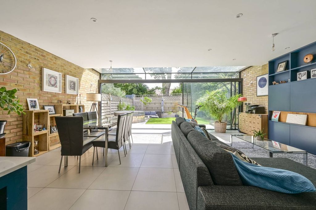 Property photo 2 of 32