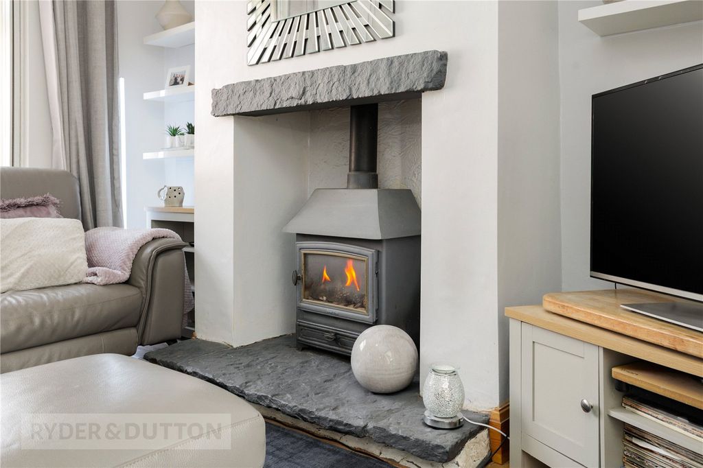 Property photo 3 of 24 Lounge