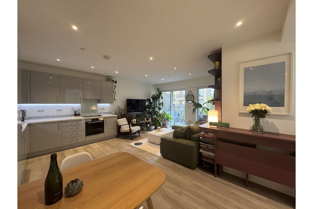 Property photo 3 of 14 Living / Dining Room