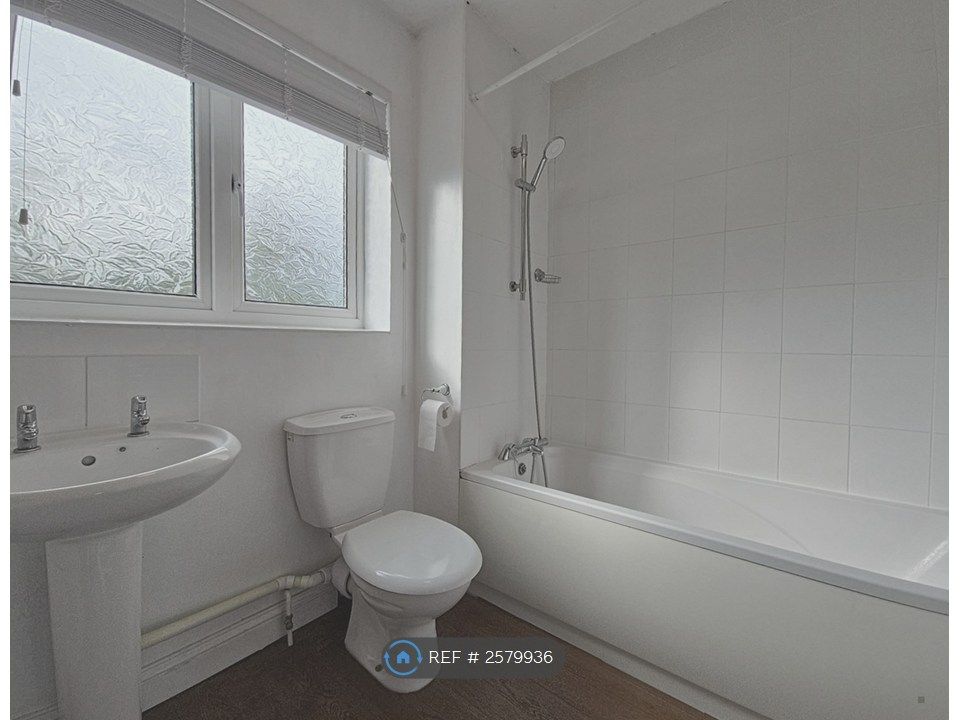 Property photo 3 of 9 Bathroom