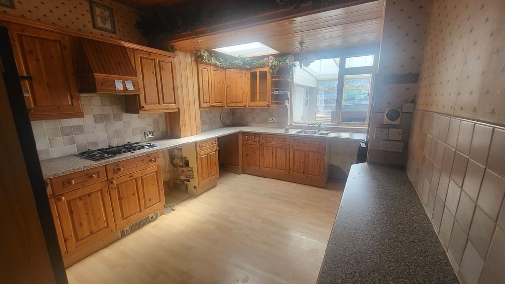 Property photo 3 of 27