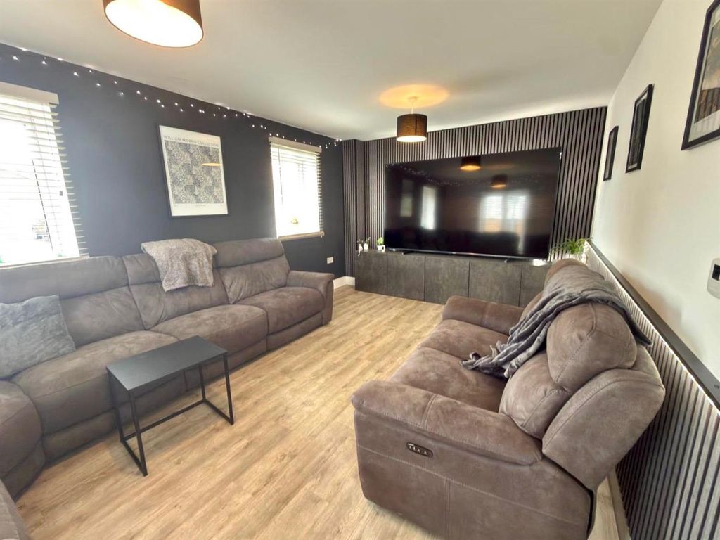 Property photo 3 of 18 Living Room