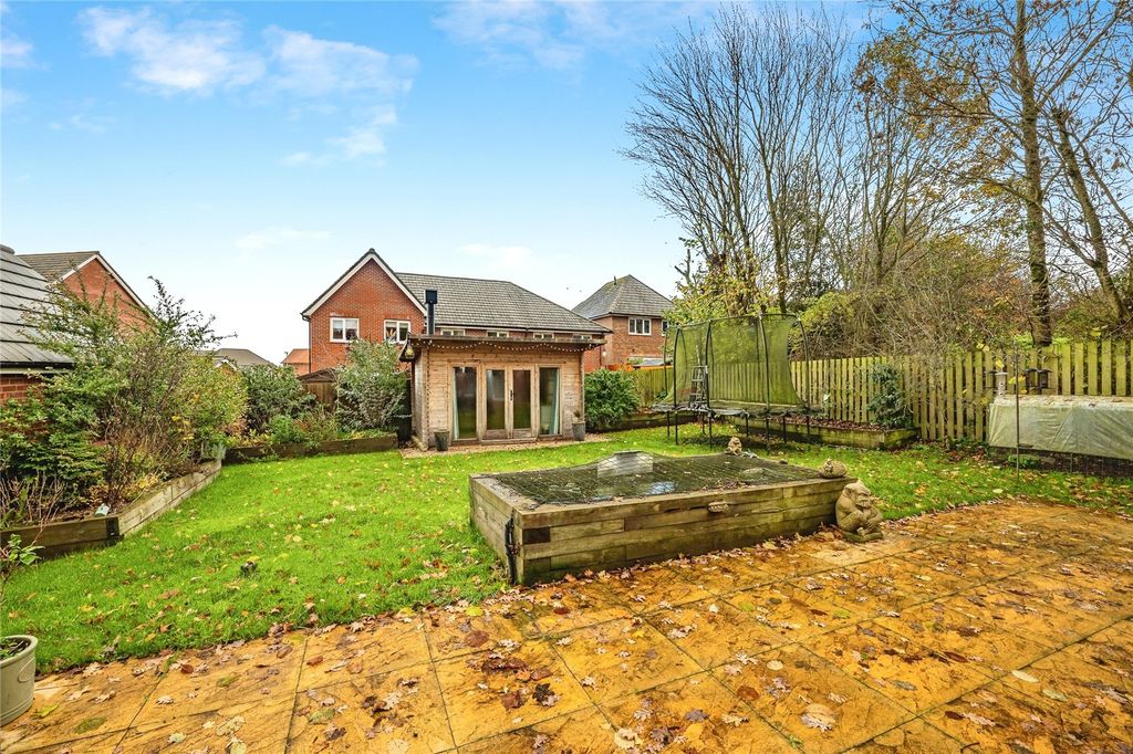 Property photo 2 of 28 Picture No. 23