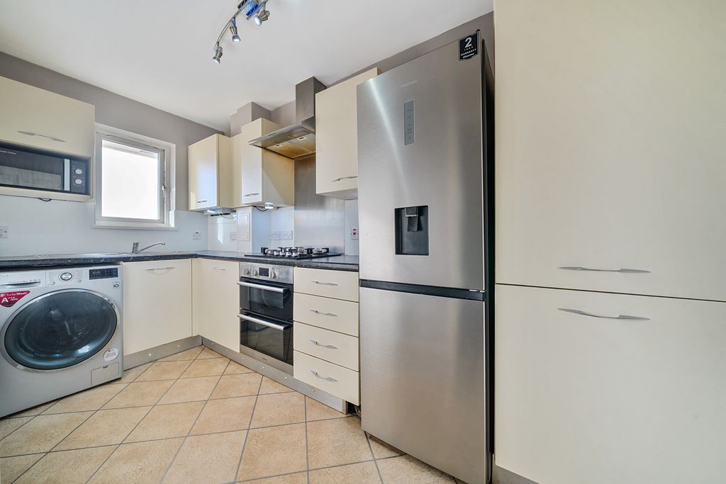 Property photo 3 of 19 Kitchen