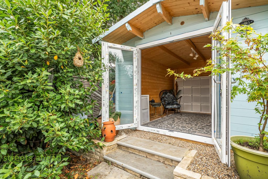 Property photo 2 of 14 50451201-F61E-45F...