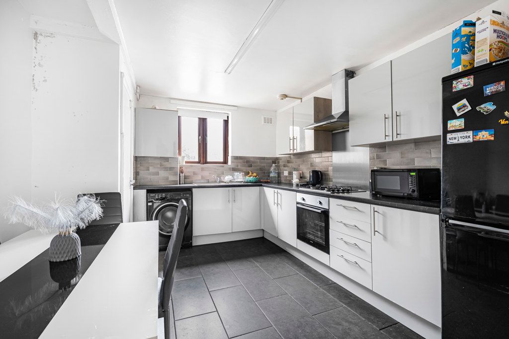 Property photo 3 of 12 Kitchen