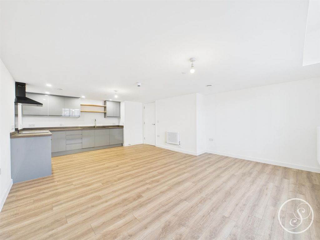 Property photo 3 of 12 Living Space