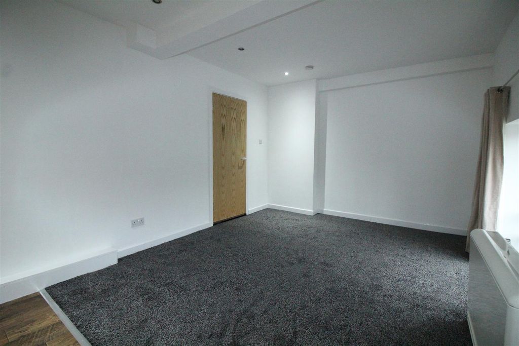 Property photo 2 of 11 Lounge Area