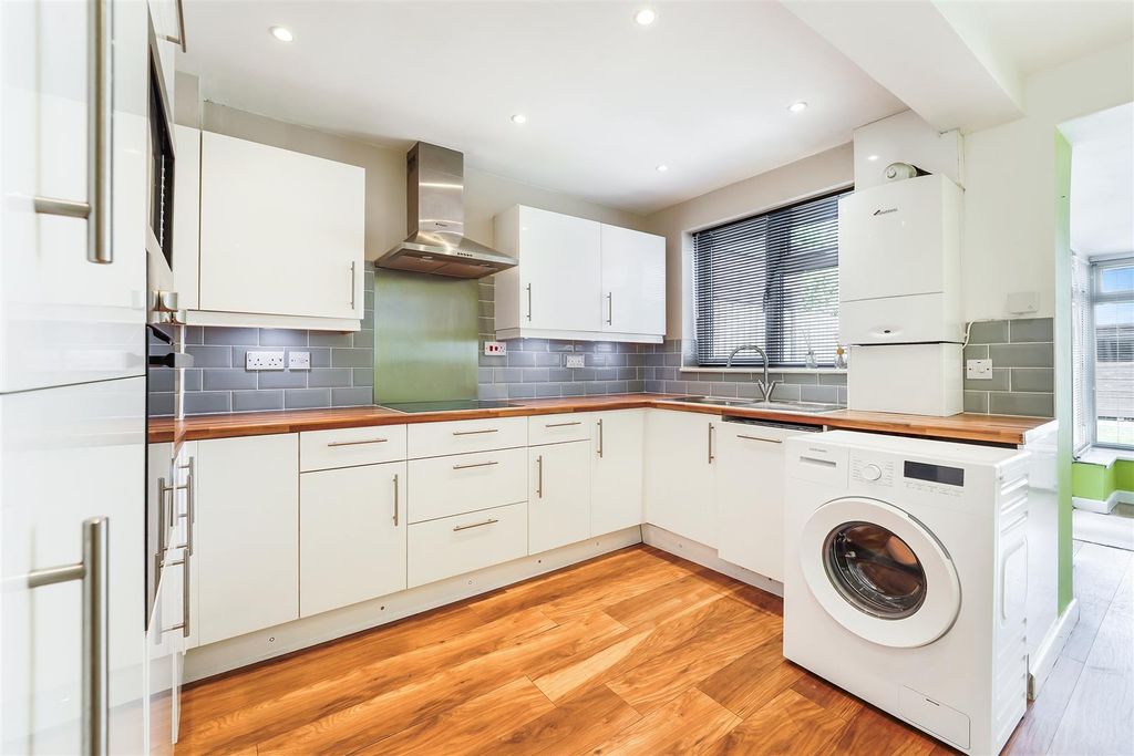 Property photo 3 of 14 Avondale Close,   (11).Jpg