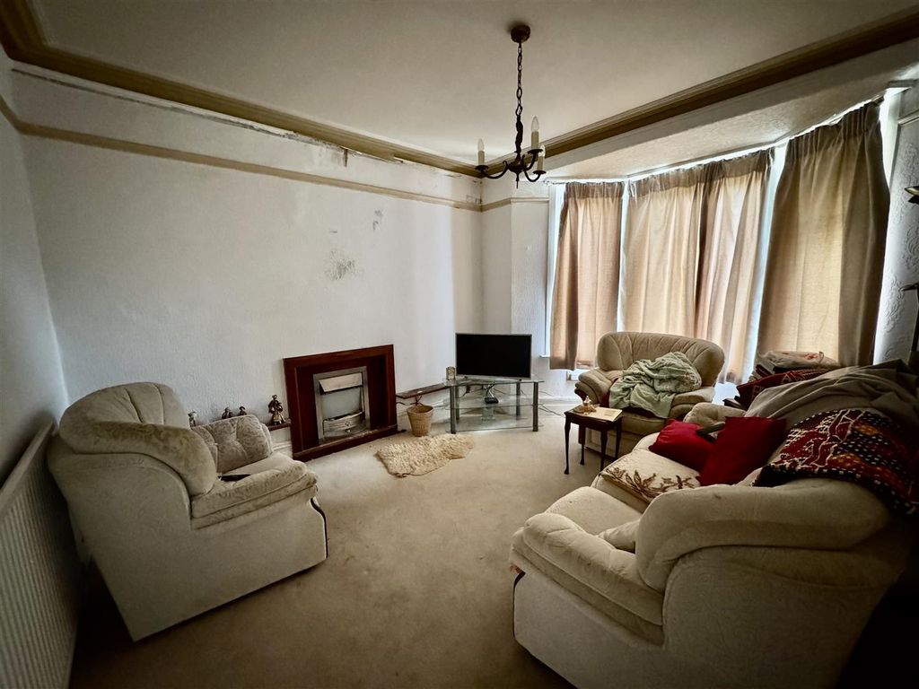 Property photo 2 of 13 Lounge