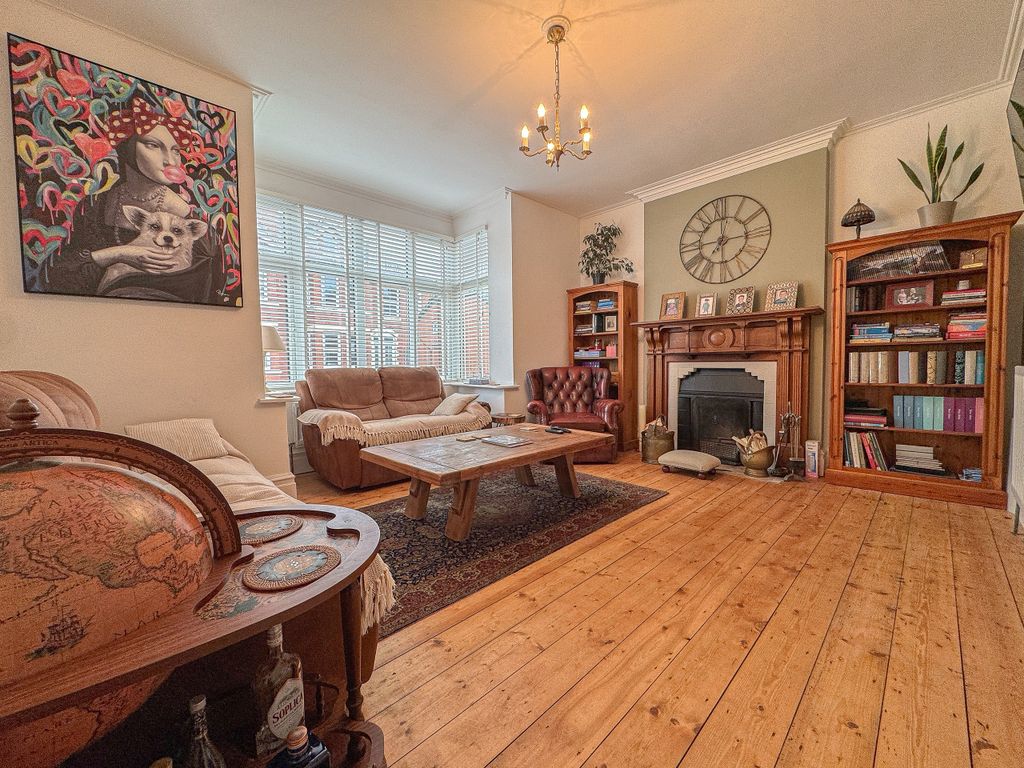 Property photo 3 of 18 Living Room