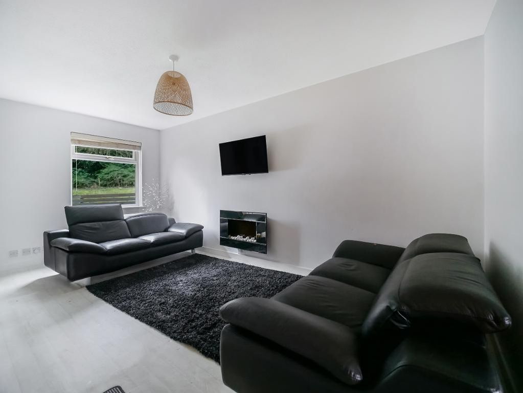 Property photo 2 of 17 Livingroom