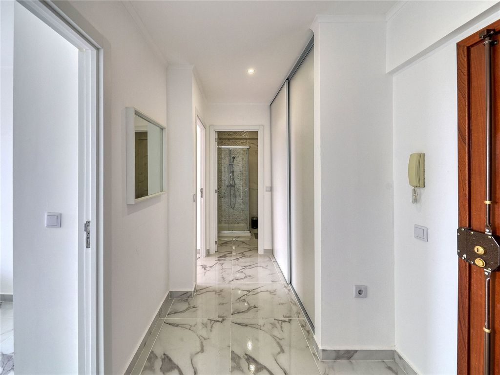 Property photo 2 of 15 Cluttons Algarve