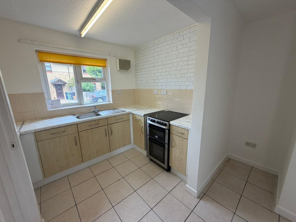 Property photo 3 of 8 Kitchen