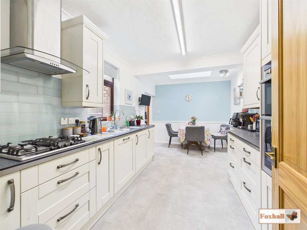 Property photo 3 of 25 Kitchen / Breakfast Room