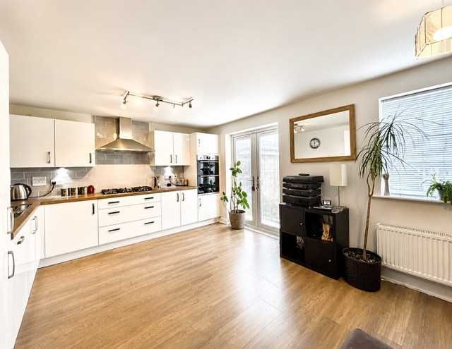 Property photo 2 of 21 Dining Kitchen