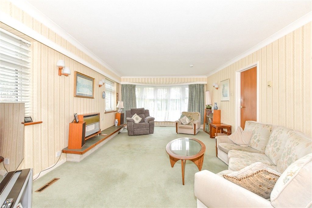 Property photo 3 of 16 Lounge