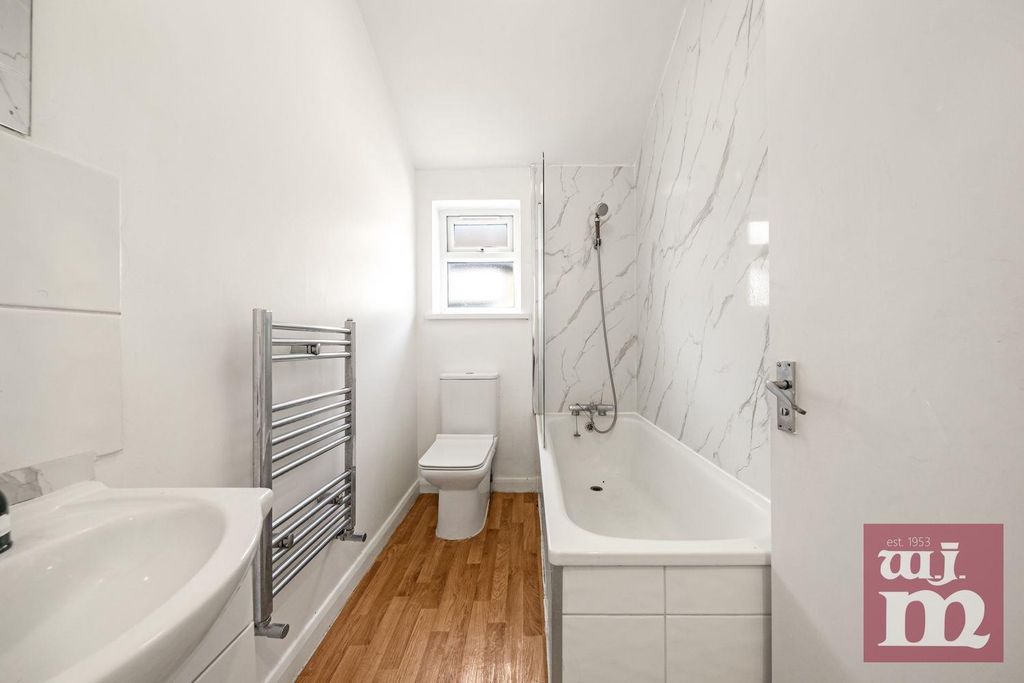 Property photo 3 of 10 Bathroom