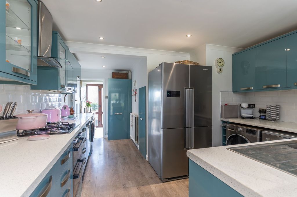 Property photo 2 of 28