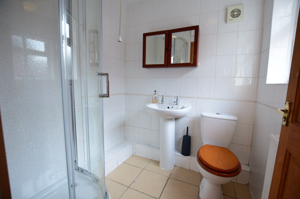 Property photo 1 of 11 Bathroom