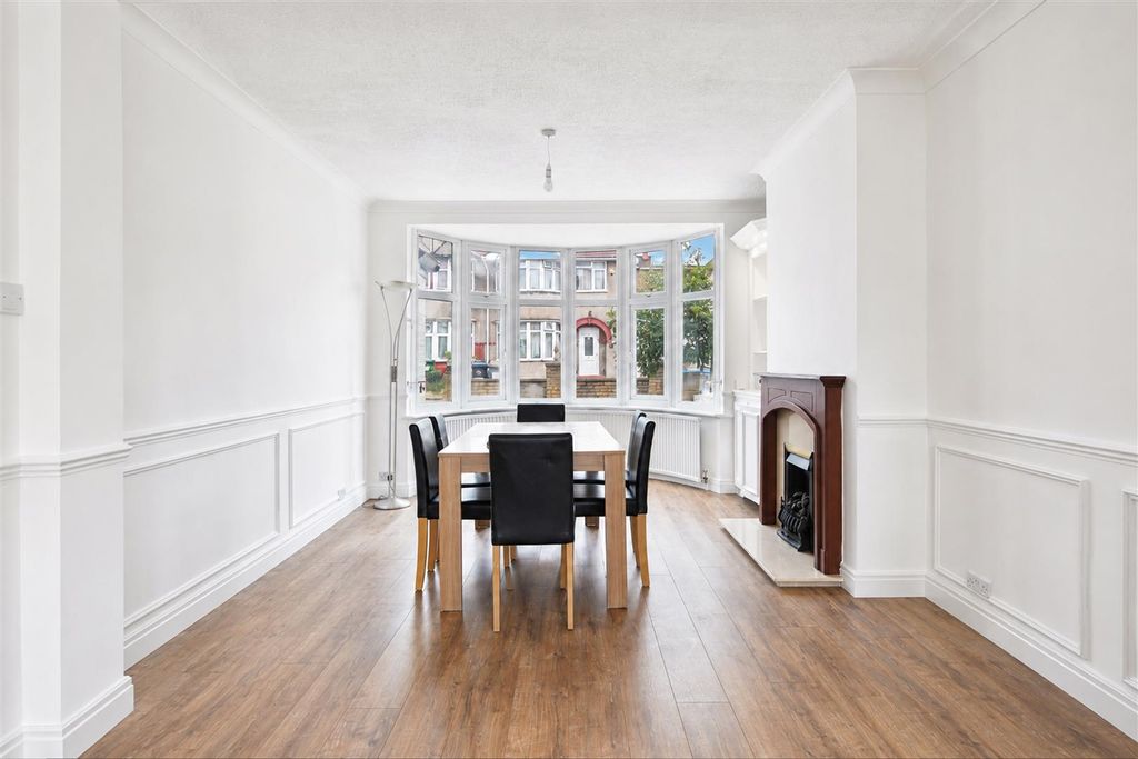 Property photo 3 of 16 35 Chestnut Grove - 2W98045J7H8Aws8Bz6Db.Jpg