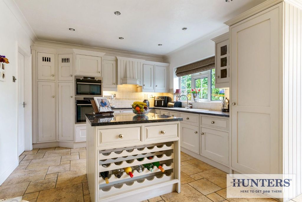 Property photo 3 of 22 98290_2-Renton-Lea-Guiseley  (8) - Copy_Low.Jpg