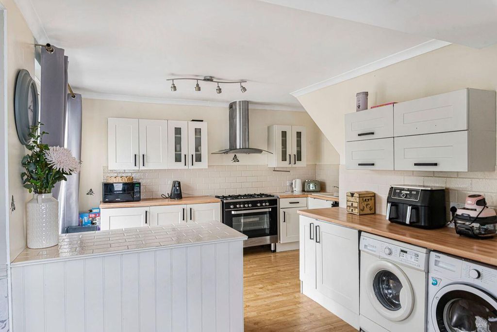 Property photo 2 of 25 Kitchen
