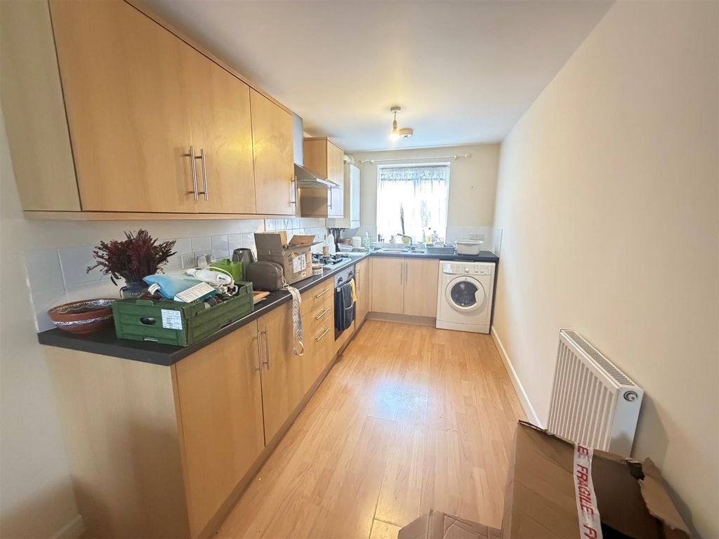 Property photo 3 of 8 Kitchen