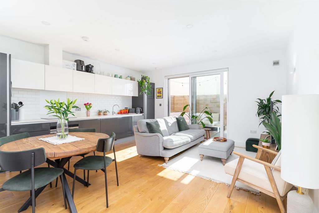 Property photo 1 of 15 Photo 3